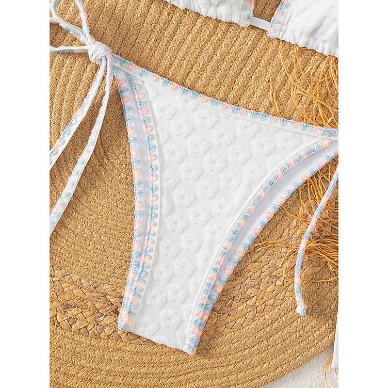 Snygg vit triangelbikini-topp för damer, med elegant textur och justerbara band. Idealisk för bad.