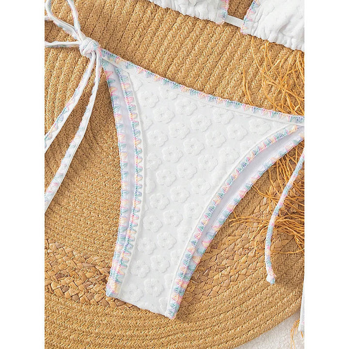 Snygg vit triangelbikini-topp för damer, med elegant textur och justerbara band. Idealisk för bad.