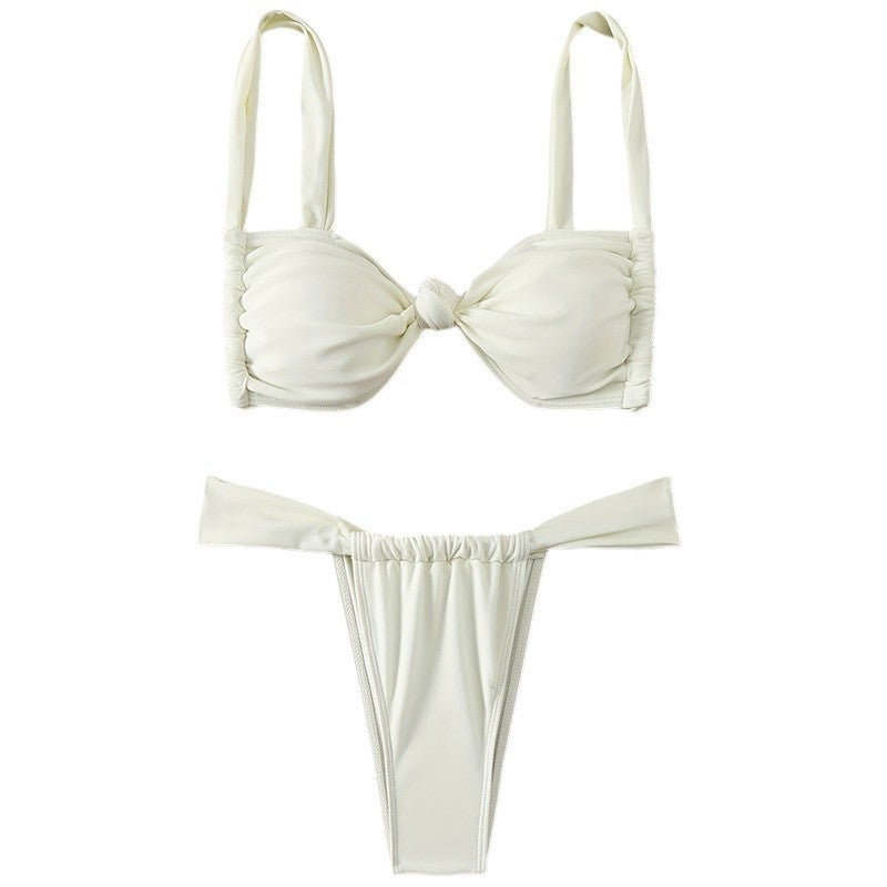 Modern vit triangelbikini för damer med knytdetaljer. Idealisk strandmode och badkläder med högt ben.