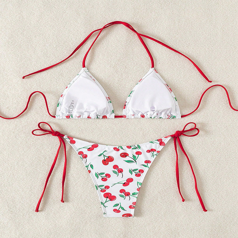 Lekfull triangelbikini dam med körsbärsmönster, knytband. Fräsch strandmode för sommar.