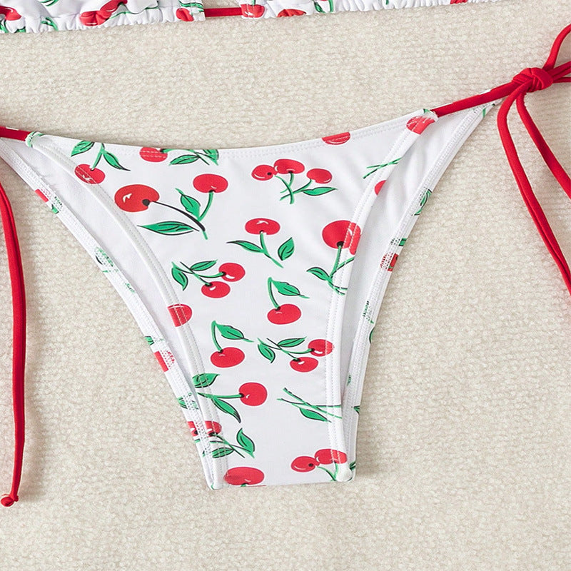Damer triangelbikini i vitt med körsbär, knytband i sidor och nacke. Snabbtorkande sommarbikini.