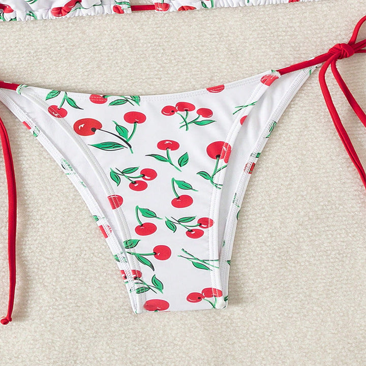Damer triangelbikini i vitt med körsbär, knytband i sidor och nacke. Snabbtorkande sommarbikini.