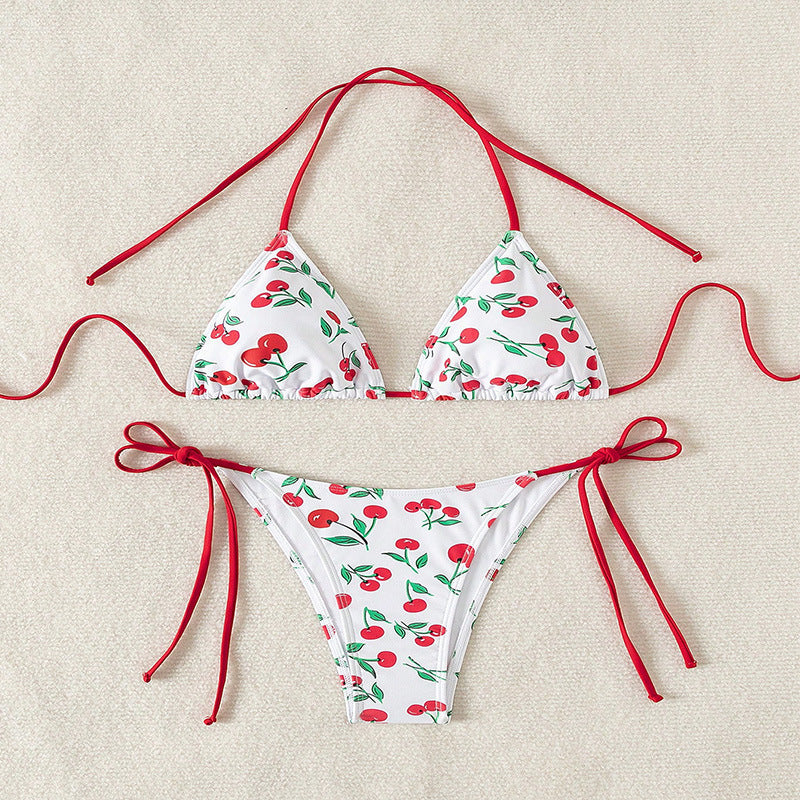 Mörkröd och rosa triangelbikini för damer med körsbär. Fräsch sommarstrandmode.