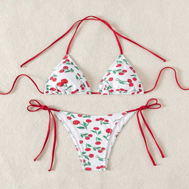 Mörkröd och rosa triangelbikini för damer med körsbär. Fräsch sommarstrandmode.