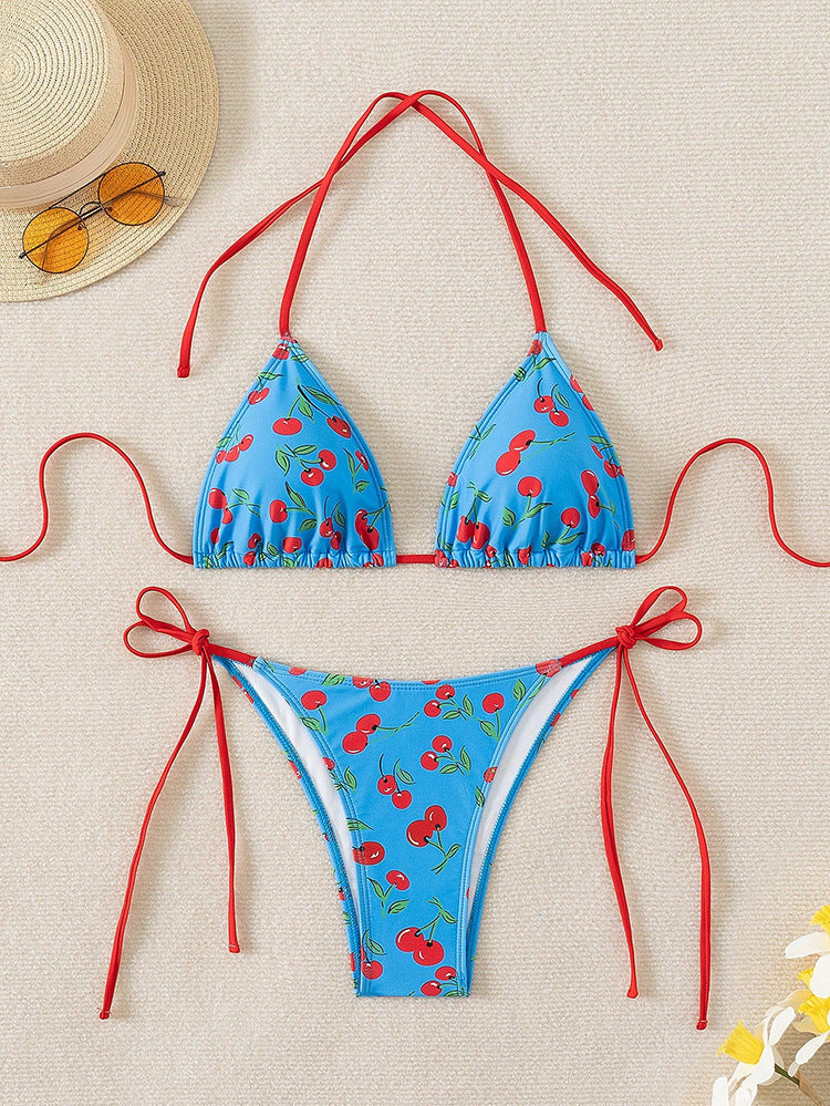 Elegant triangelbikini dam, vit med lekfulla körsbär & knytband. Idealisk för sommar & strand.