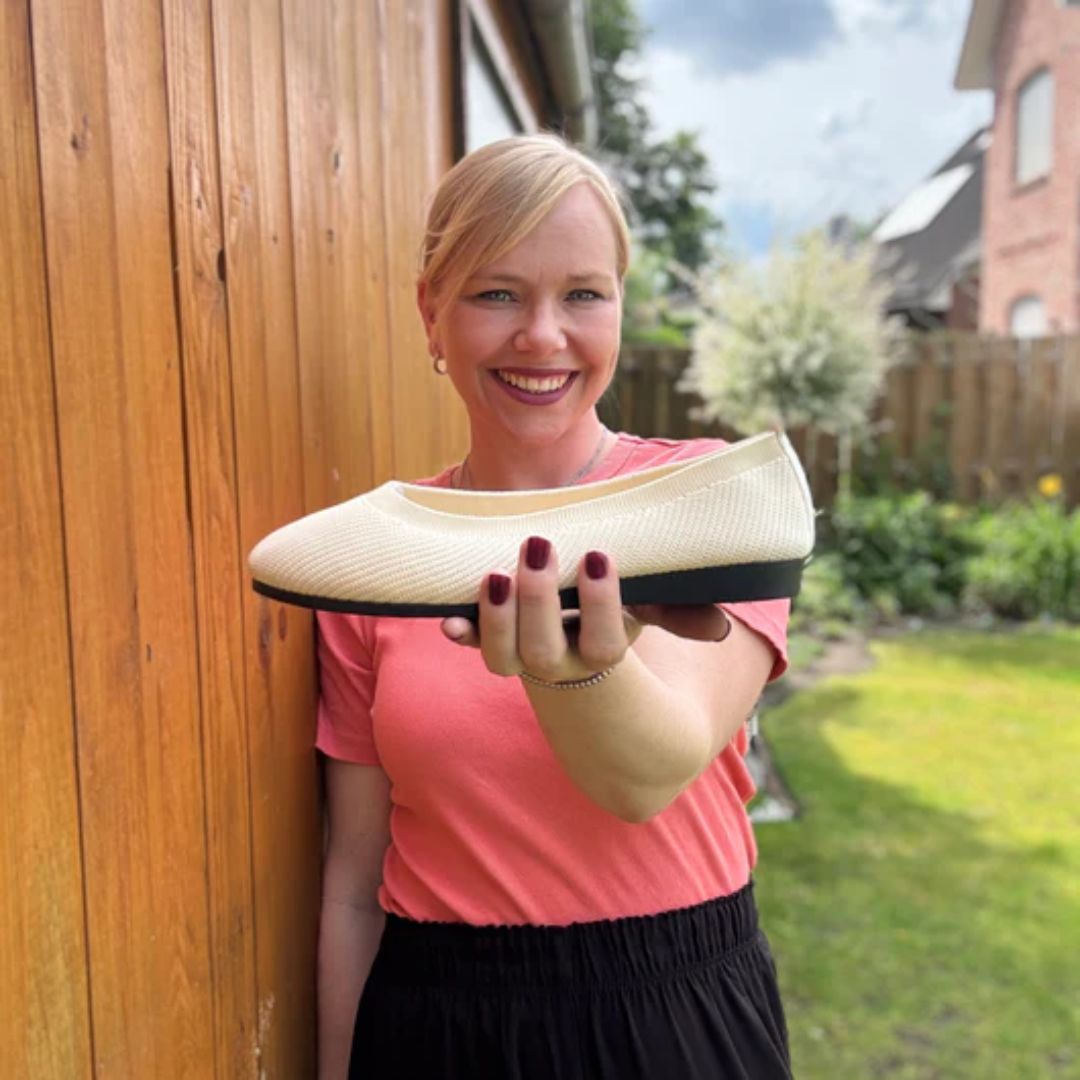 Vita damskor i ballerinastil, med fokus på den lätta designen för vardagsbruk.