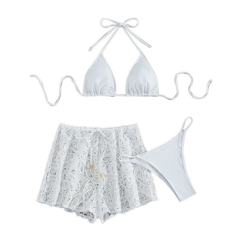 Vita dam badshorts med intrikata spetsinlägg, perfekta för en elegant look på stranden i sommar.