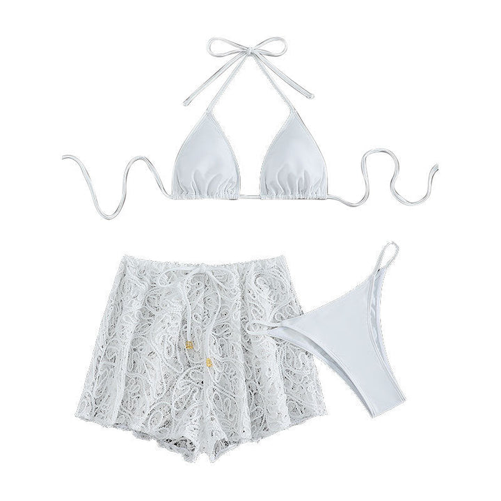 Vita dam badshorts med intrikata spetsinlägg, perfekta för en elegant look på stranden i sommar.