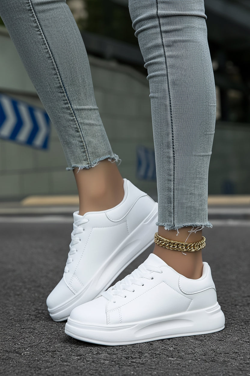 Släta vita dam sneakers, Scarlett, med minimalistisk design för en fräsch look.