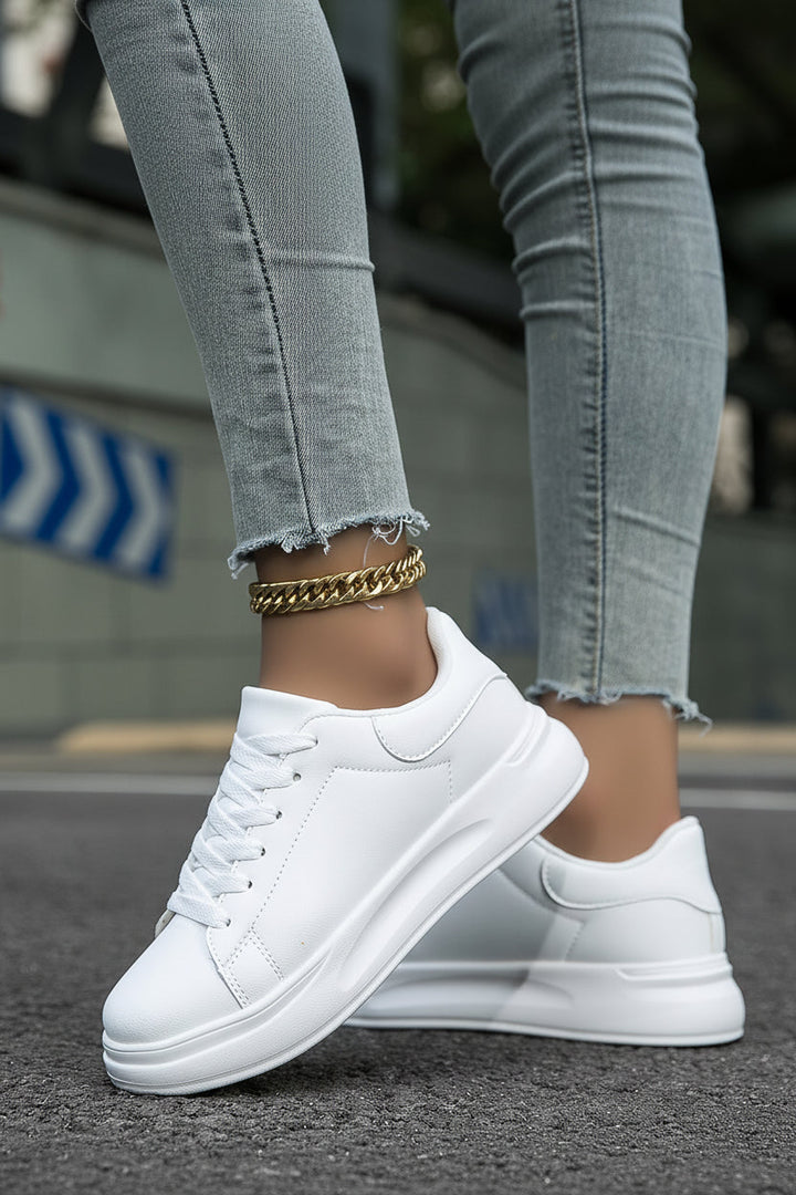 Rena vita sneakers för dam, Scarlett, idealiska som bekväma vardagsskor.
