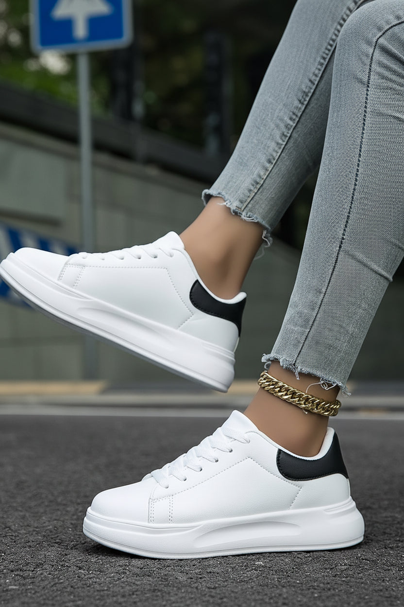 Mångsidiga vita dam sneakers, bekväma promenadskor med elegant stil.