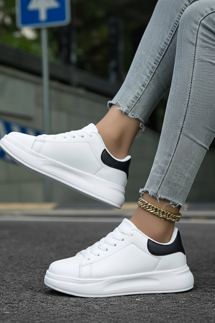 Mångsidiga vita dam sneakers, bekväma promenadskor med elegant stil.