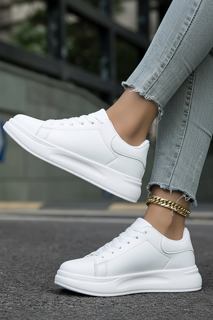 Gå med stil i vita dam sneakers, Scarlett, designade för komfort hela dagen.