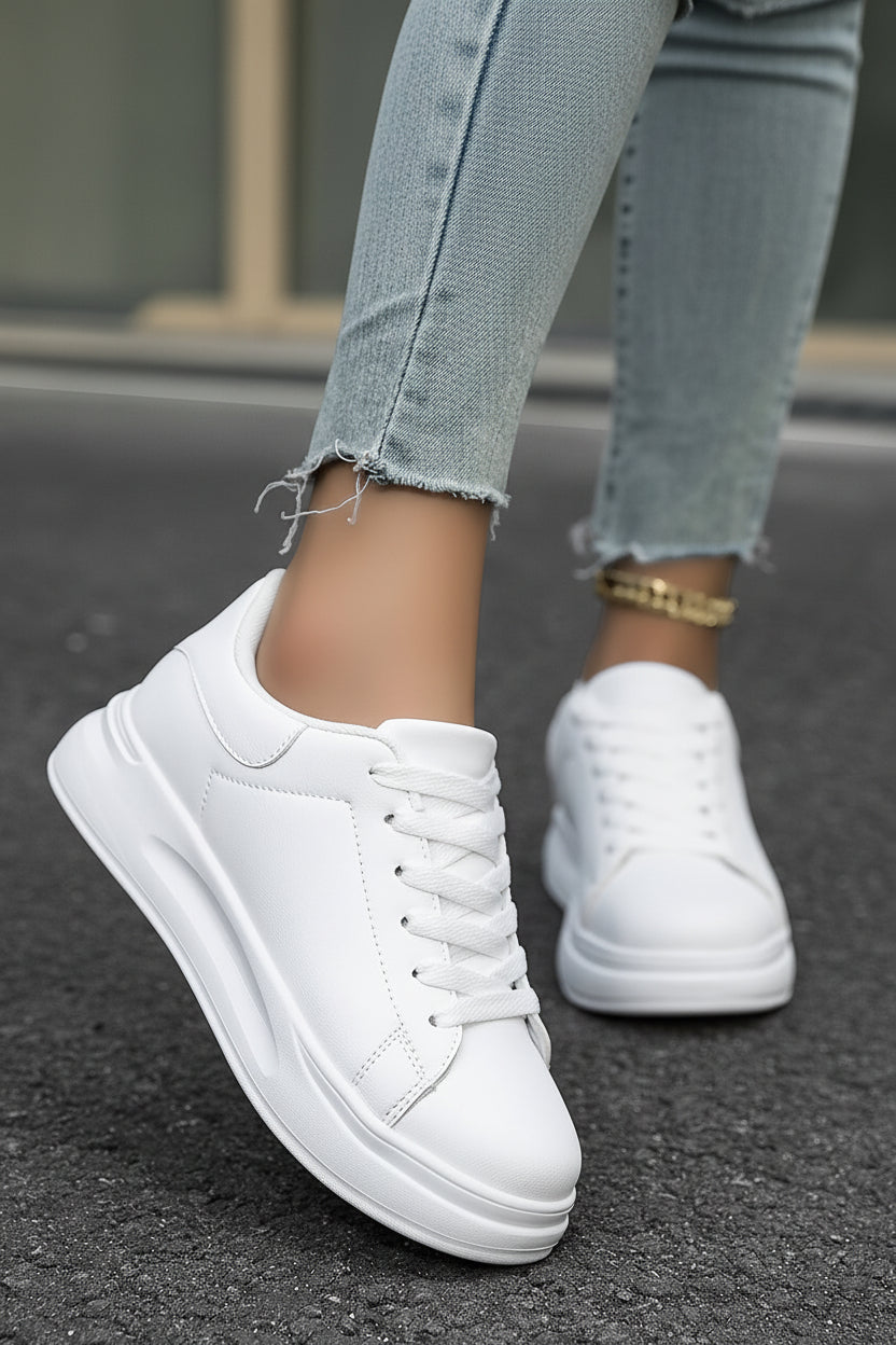 Vita dam sneakers, Scarlett, klassisk design för en bekväm fritid.