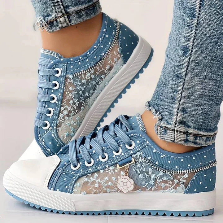 Vita damsneakers med blommig spets, lätta och bekväma för vardagsbruk. Casual fritidsskor.