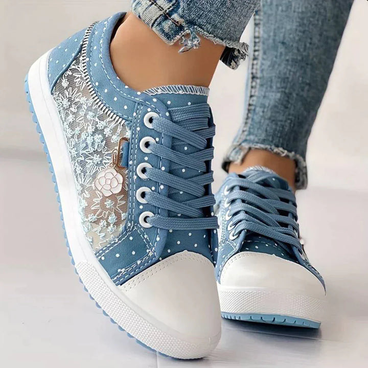 Eleganta damsneakers med detaljerad blommig spets, perfekta som lätta vår- och sommarskor.