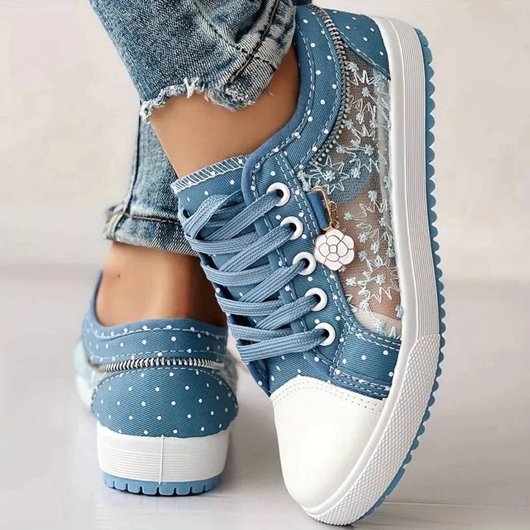 Lätta damsneakers med luftig blommig spets, bekväma fritidsskor för en modern och avslappnad look.