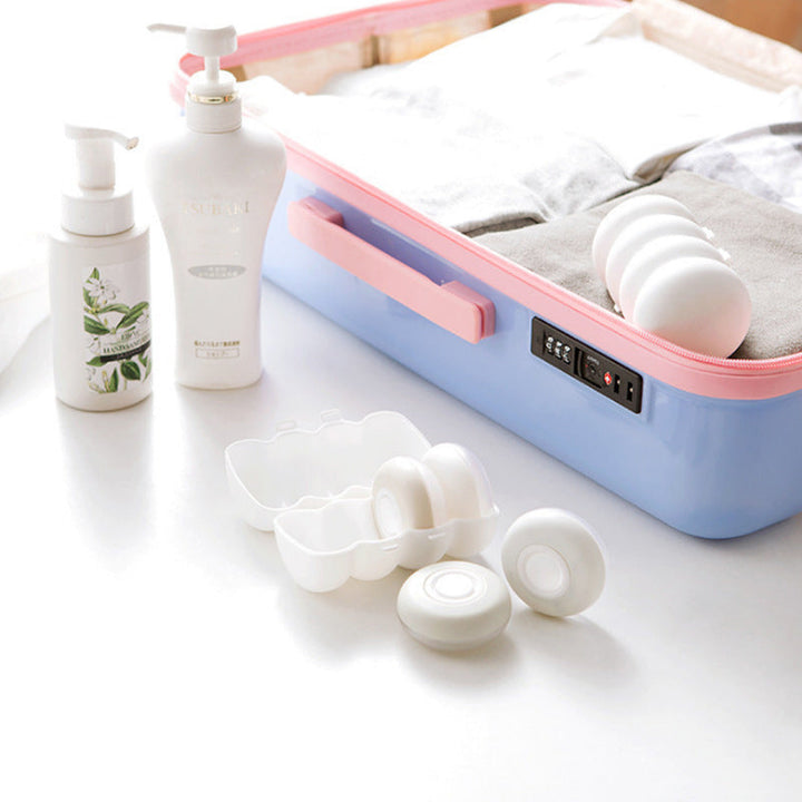 "Vita, kompakta resekapslar för flytande produkter. Unisex, bärbara förvaringslösningar med unik design i plast."