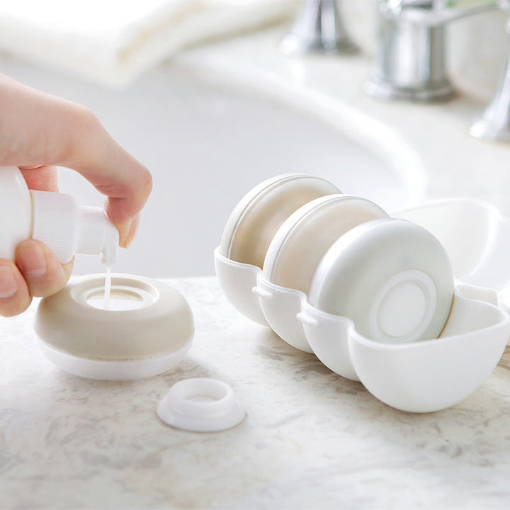 "Vita, kompakta resekapslar för flytande produkter. Unisex, bärbara förvaringslösningar med unik design i plast."