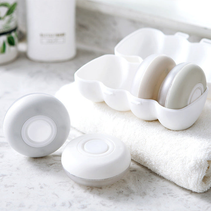 "Vita, kompakta resekapslar för flytande produkter. Unisex, bärbara förvaringslösningar med unik design i plast."