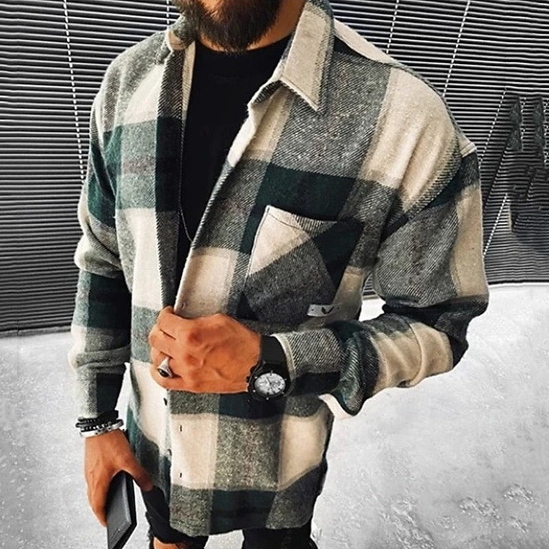 Man i rutigt overshirt i färg grön