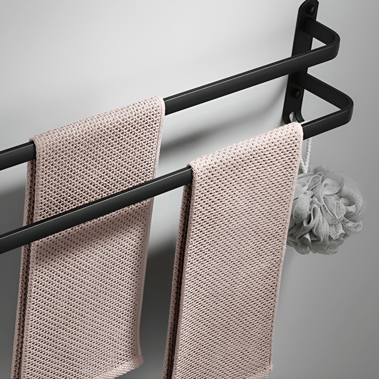 Närbild på aluminiumkonstruktion av handduksställ