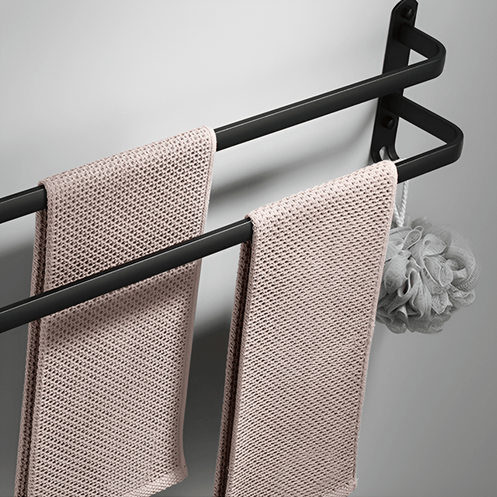 Närbild på aluminiumkonstruktion av handduksställ