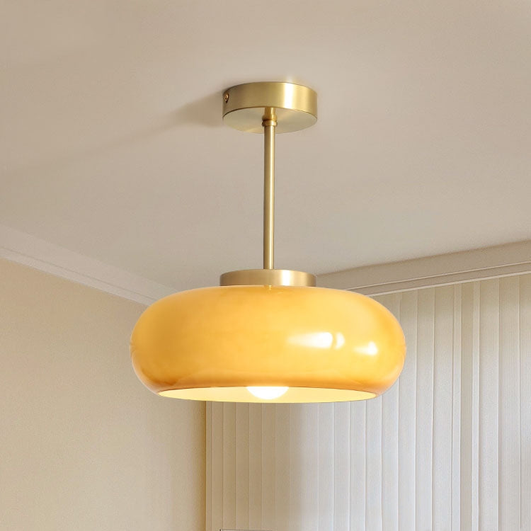 Vintage glastaklampa i amber med guldfärgad stomme monterad i tak