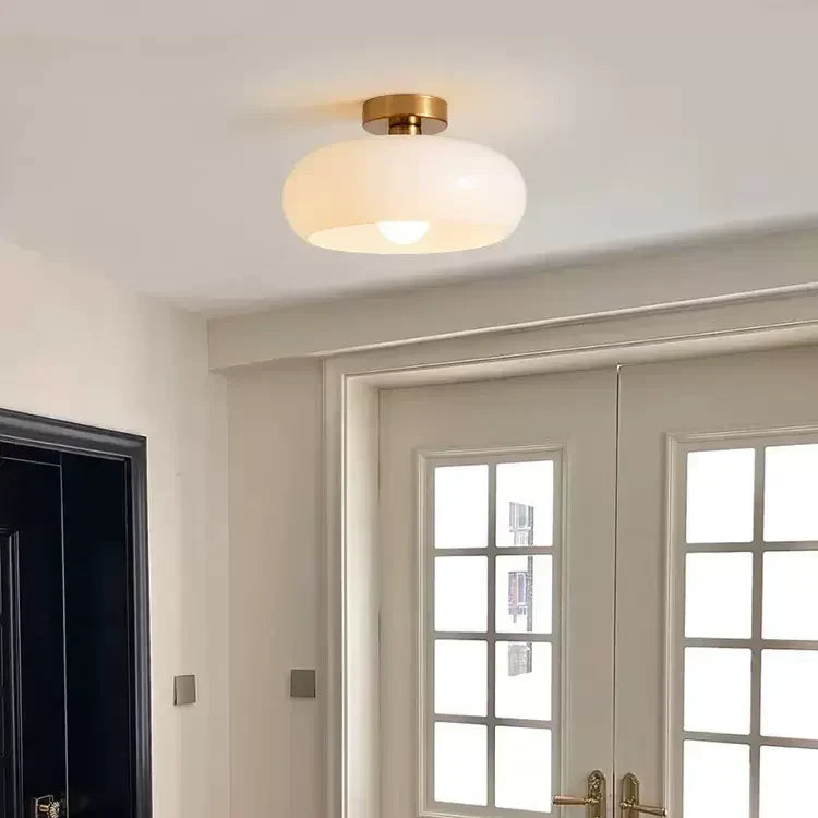 Upphängning och sladddetaljer på vintage taklampa