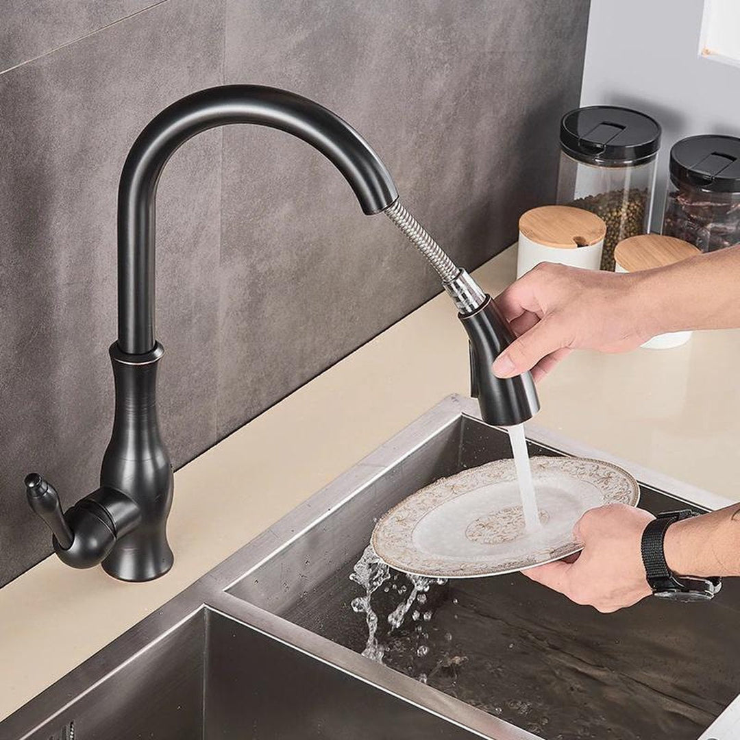 Utdragbar köksblandare i modern design med flexibel slang för diskbänk