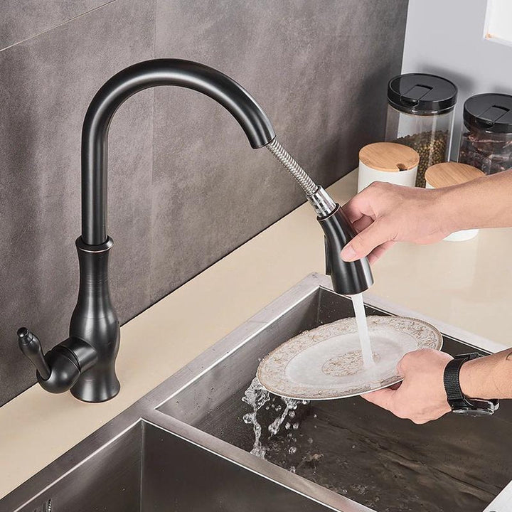 Utdragbar köksblandare i modern design med flexibel slang för diskbänk