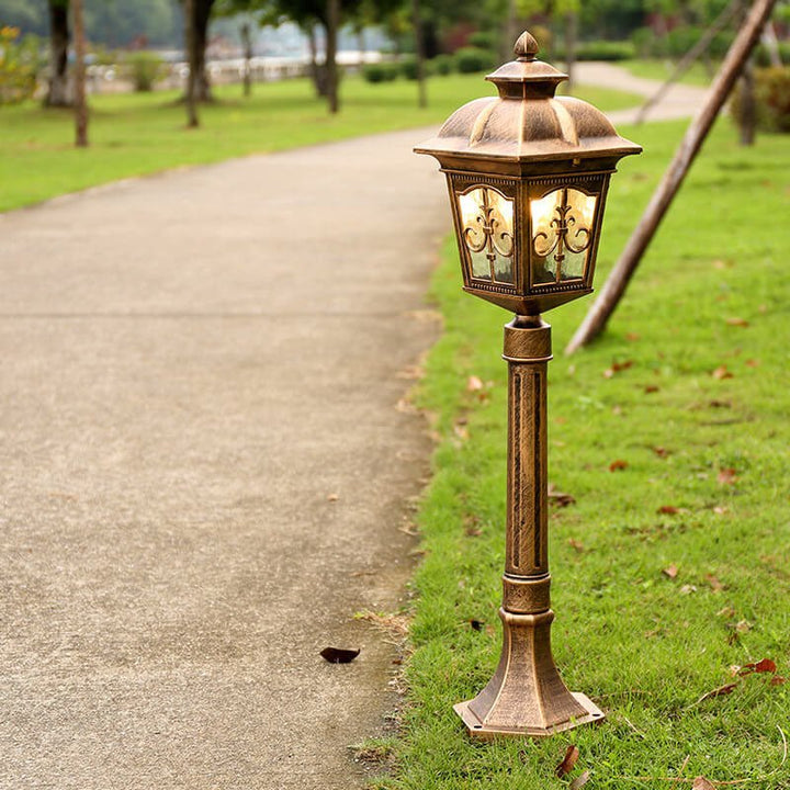 Vattentät trädgårdslampa i metall med stilren design för säker och vacker utomhusbelysning.