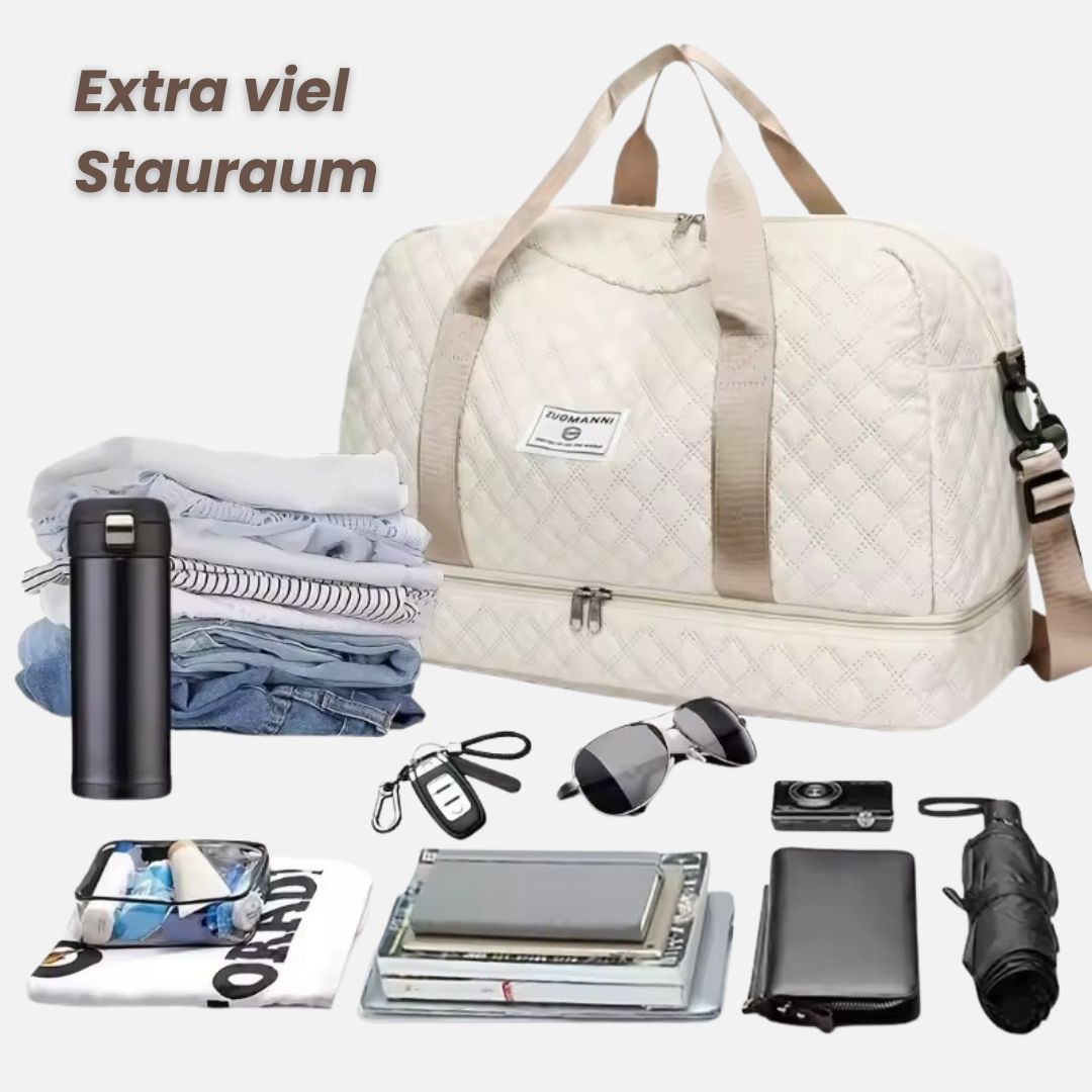 Weekendväska i beige med kläder och tillbehör utspridda framför sig