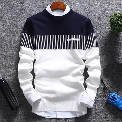 Vit och marinblå randig stickad herrtröja med colourblock-design