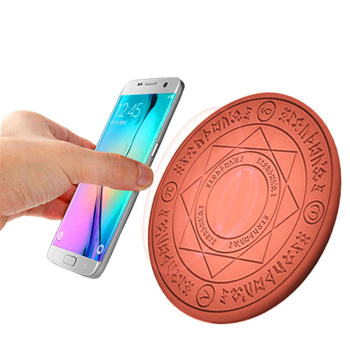 Magic Array trådlös laddare i ljusrött som laddar en smartphone