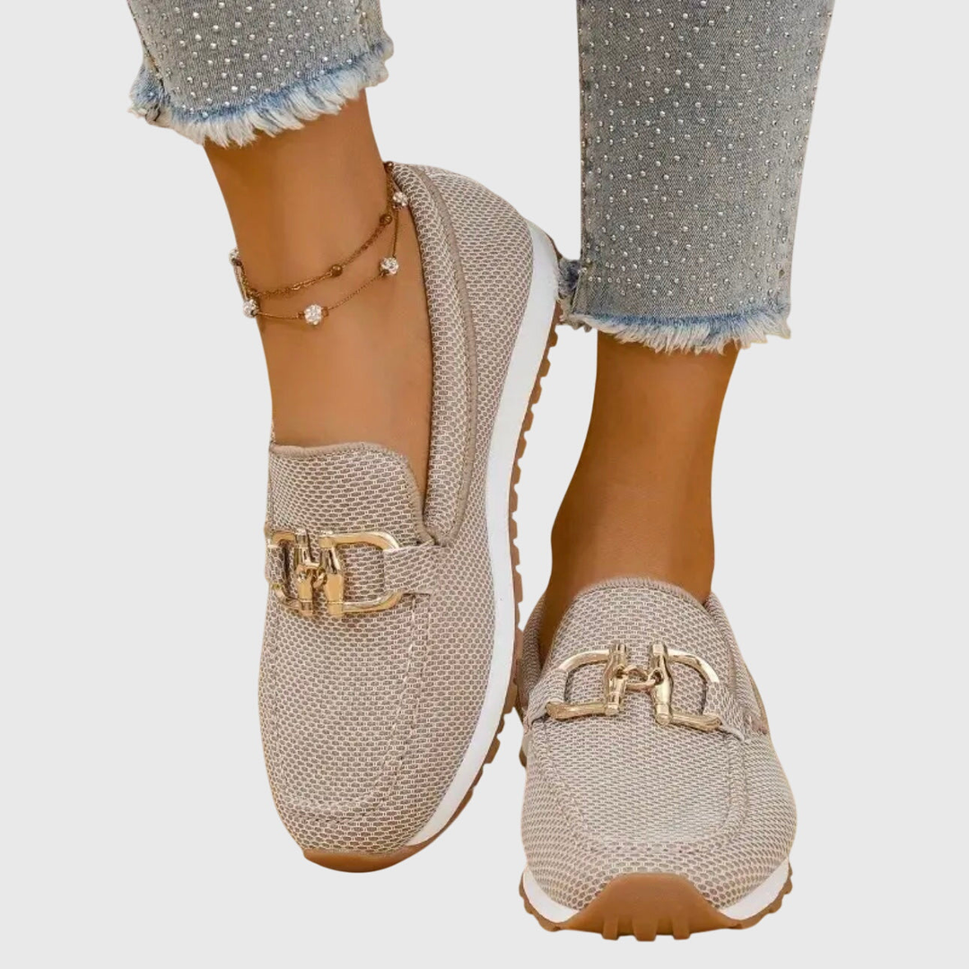 Beige stickade loafers med platåsula och elegant metalldetalj