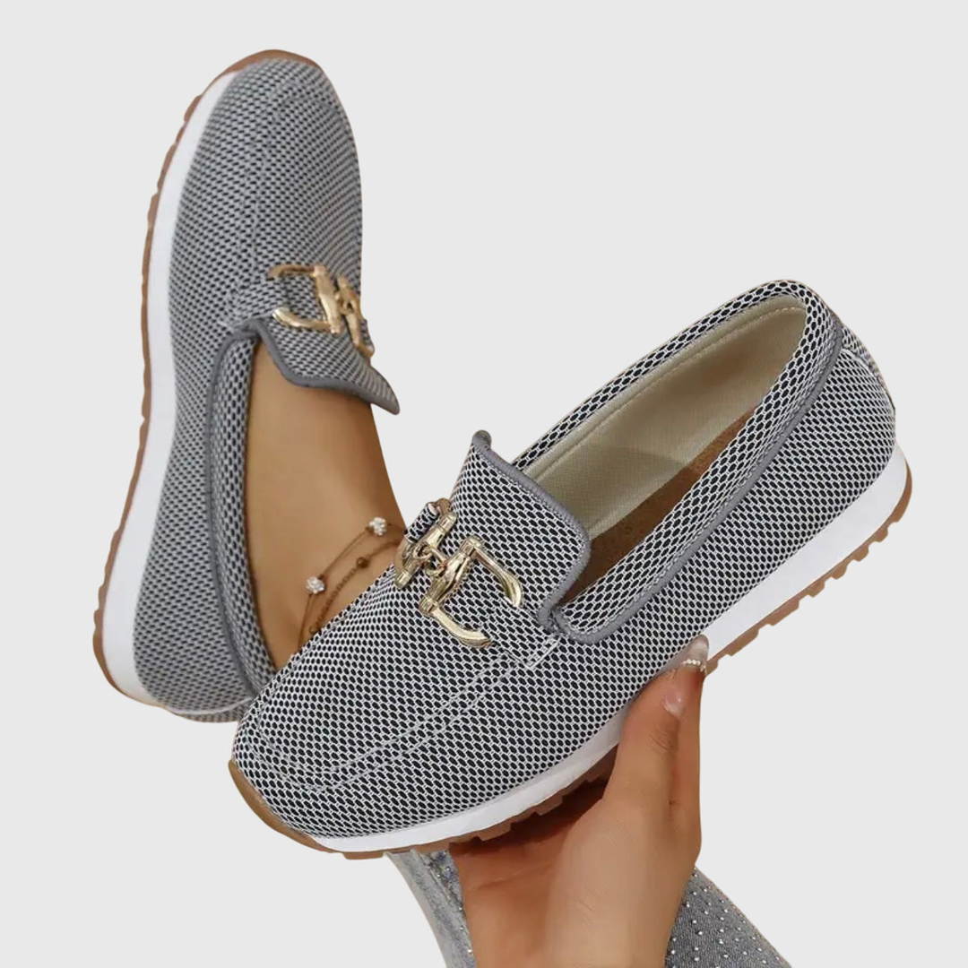 Närbild på den stickade ovandelen och snygga sömmarna på dam loafers