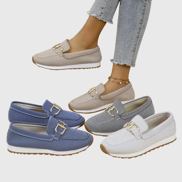 Beiga damloafers med stickad design som visar skons innersula och passform