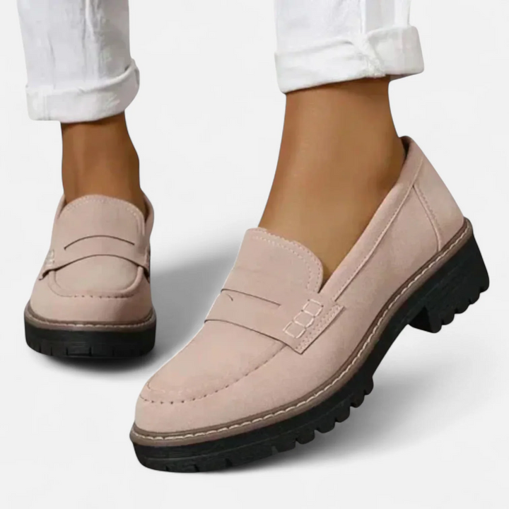 Aveline dam loafers i rosa färg med grov sula och vita byxor
