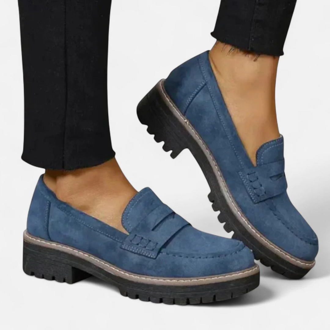 Bruna dam loafers med chunky grov sula från sidan, klassiska penny loafers