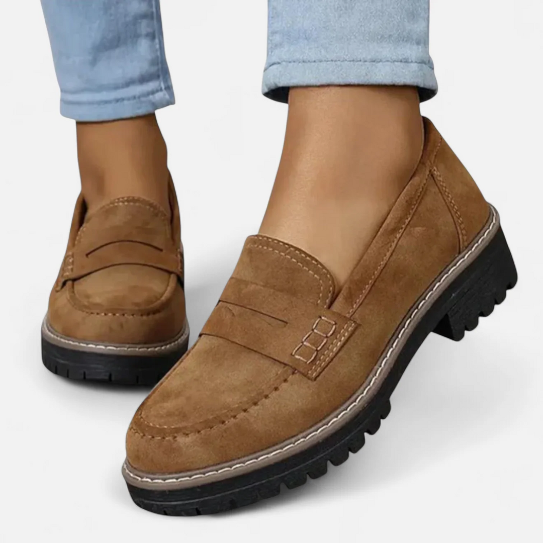 Närbild på Aveline dam penny loafers ovandel i läder med dekorativ pennyrem