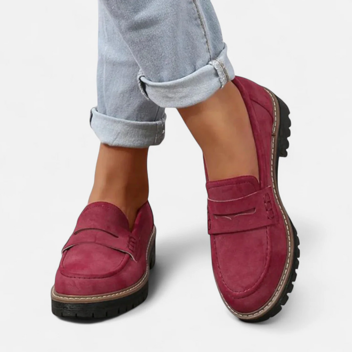Baksida av svarta loafers med grov sula och stabil klack för dam