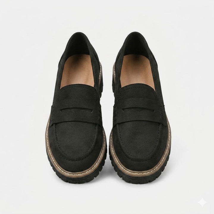 Detaljbild på sula och söm på klassiska loafers för kvinnor