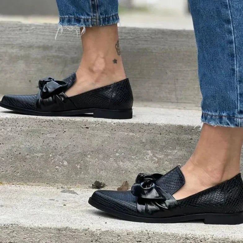 Dam loafers Brigitte buret med jeans utomhus på betongtrappa