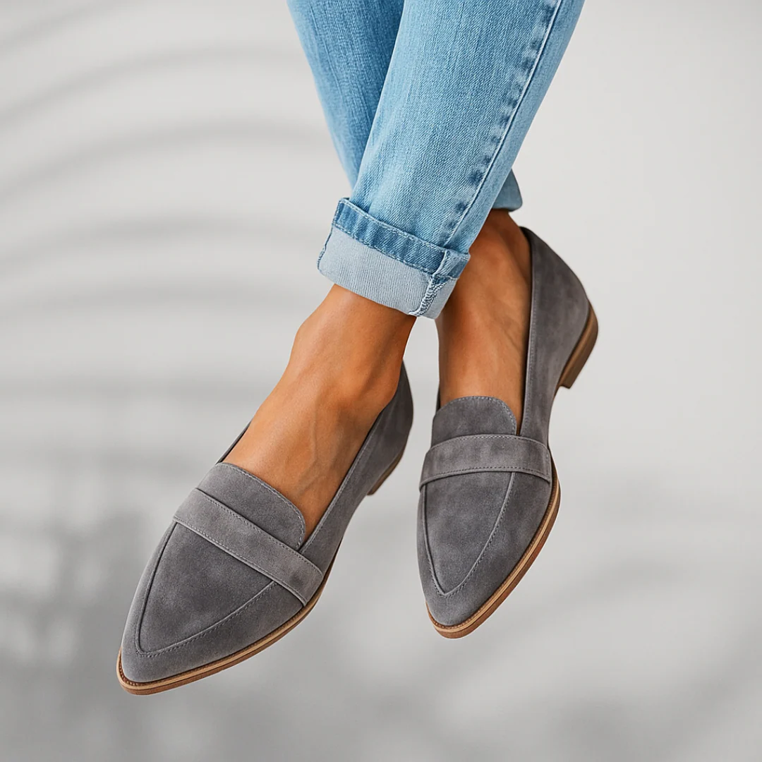 Grå Christine spetsiga loafers för damer matchade med jeans
