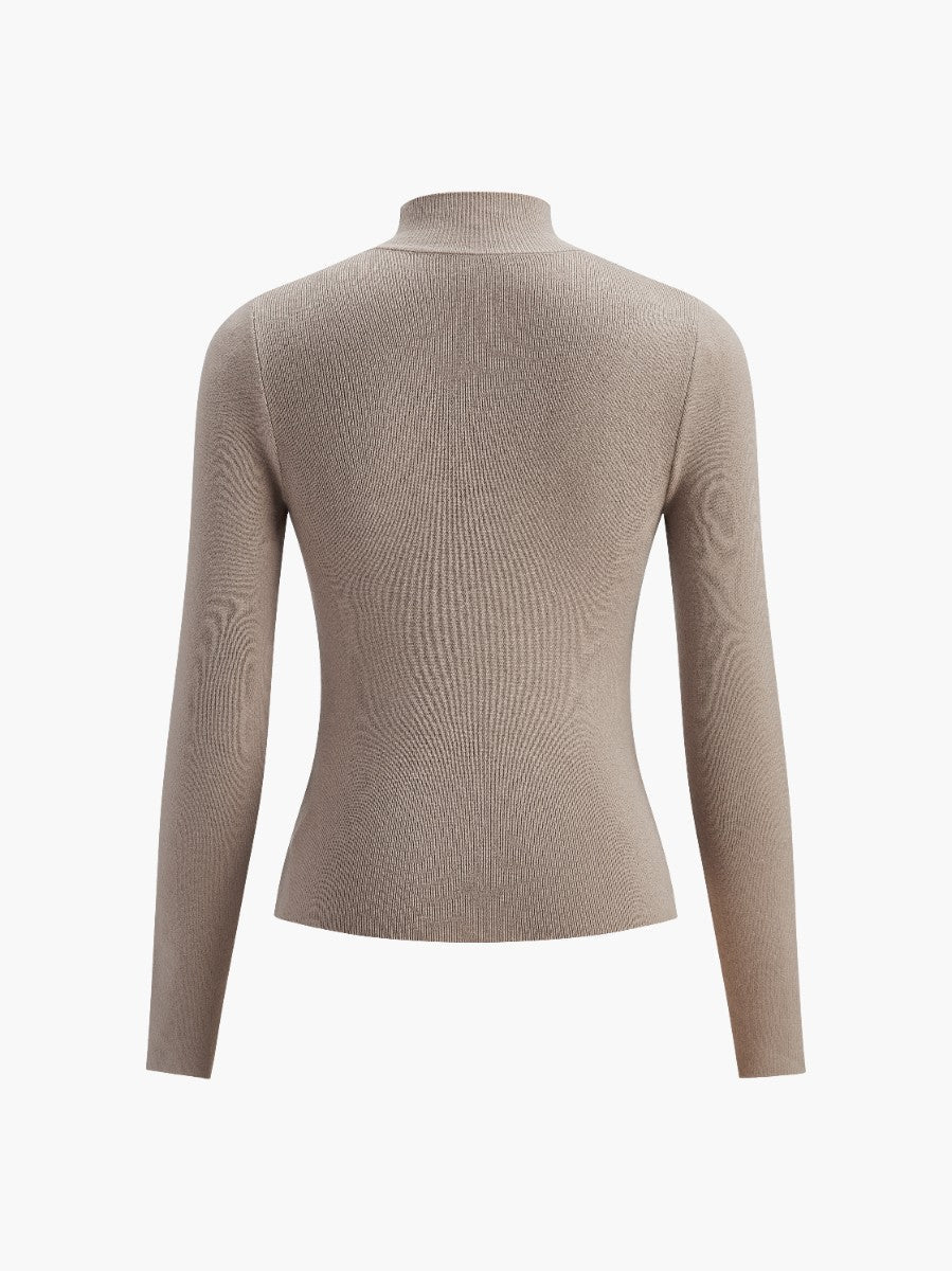 Elegant ribbstickad tröja med hög krage för damer, sedd bakifrån