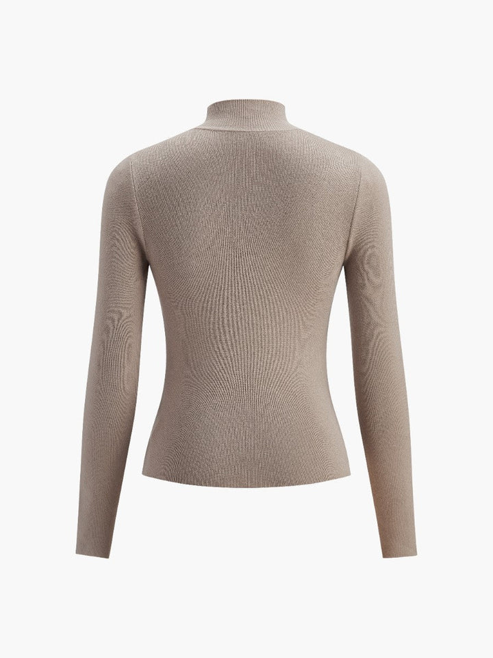 Elegant ribbstickad tröja med hög krage för damer, sedd bakifrån