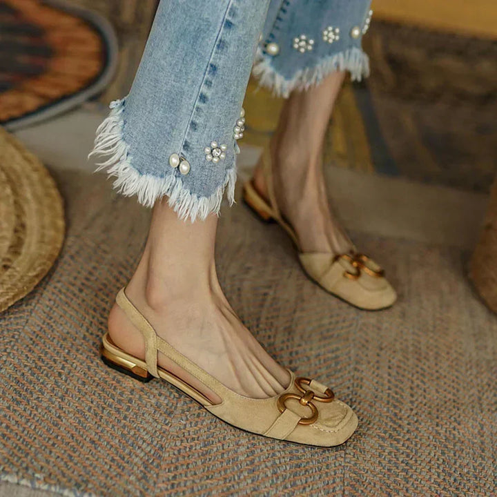 Beige Martine slingback-loafers med dekorativt spänne