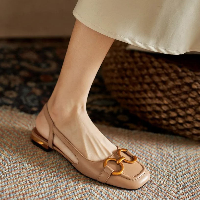Sida av svarta slingback-skor med blockklack och justerbar hälrem
