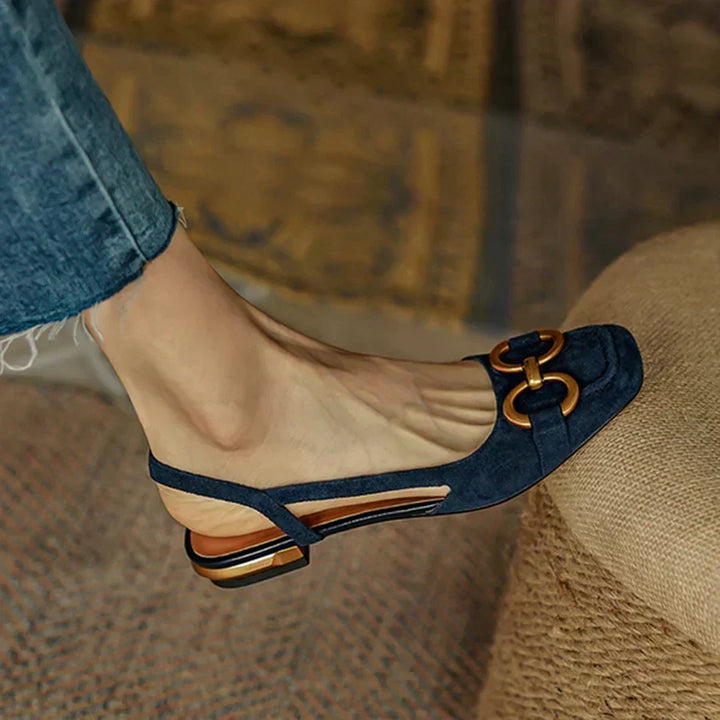 Närbild på slingbacks loafers framsida med dekorativ söm och klack
